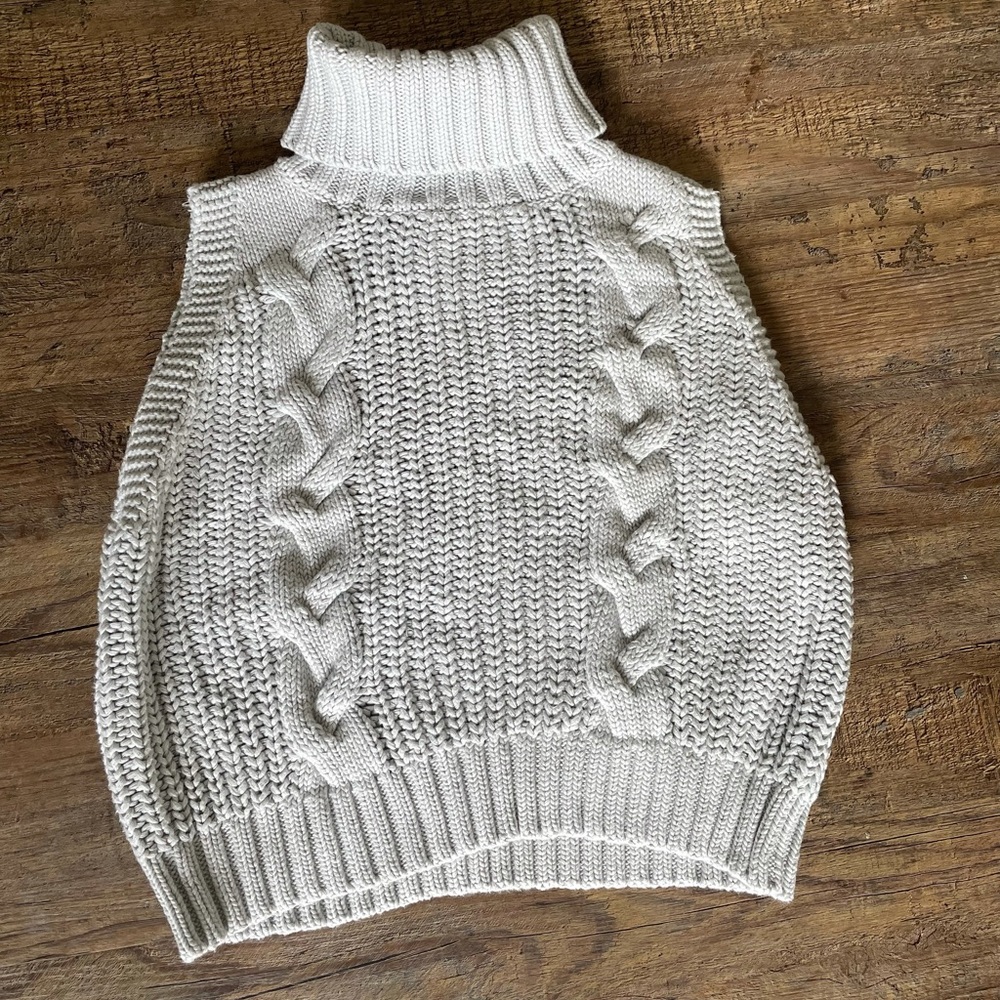Kendall & Kylie turtle neck sweater vest by PacSun. Size:S